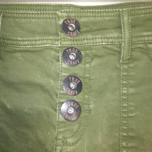 True Craft Army Green Distressed High Waisted Button Up Jean Shorts Size 3 - Picture 8 of 9